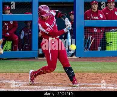 18. März 2023, Oklahoma City, Oklahoma, Vereinigte Staaten von Amerika: Oklahomas Alynah Torres (40) schwingen den Schläger für einen Basisangriff gegen die Weber State Wildcats am Samstag, 18. März 2023 während der Hall of Fame Classic in der Softball Hall of Fame in Oklahoma City. (Kreditbild: © Nicholas Rutledge/ZUMA Press Wire) NUR REDAKTIONELLE VERWENDUNG! Nicht für den kommerziellen GEBRAUCH! Stockfoto