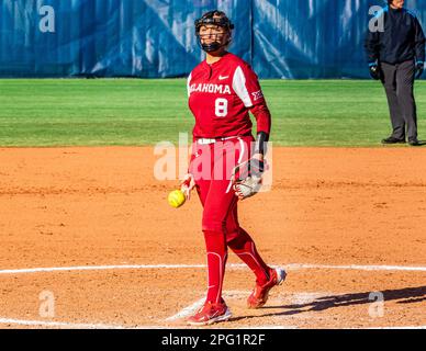 18. März 2023, Oklahoma City, Oklahoma, Vereinigte Staaten von Amerika: Alex Storako (8) von Oklahoma präsentiert während der Hall of Fame Classic am Samstag, 18. März 2023 im Softball Hall of Fame Stadium in Oklahoma City ein Pitch gegen die Weber State Wildcats. (Kreditbild: © Nicholas Rutledge/ZUMA Press Wire) NUR REDAKTIONELLE VERWENDUNG! Nicht für den kommerziellen GEBRAUCH! Stockfoto