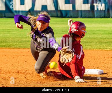 18. März 2023, Oklahoma City, Oklahoma, Vereinigte Staaten von Amerika: Kinzie Hansen (9) von Oklahoma (2. Base) gegen Weber State während der Hall of Fame Classic am Samstag, 18. März 2023 in Oklahoma City im „At the Softball Hall of Fame Stadium“. (Kreditbild: © Nicholas Rutledge/ZUMA Press Wire) NUR REDAKTIONELLE VERWENDUNG! Nicht für den kommerziellen GEBRAUCH! Stockfoto