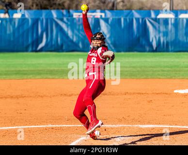 18. März 2023, Oklahoma City, Oklahoma, Vereinigte Staaten von Amerika: Alex Storako (8) von Oklahoma präsentiert während der Hall of Fame Classic am Samstag, 18. März 2023 im Softball Hall of Fame Stadium in Oklahoma City ein Pitch gegen die Weber State Wildcats. (Kreditbild: © Nicholas Rutledge/ZUMA Press Wire) NUR REDAKTIONELLE VERWENDUNG! Nicht für den kommerziellen GEBRAUCH! Stockfoto