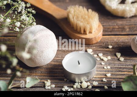 Spa-Komposition mit Badebombe, Kerze und getrockneten Blumen. Stockfoto