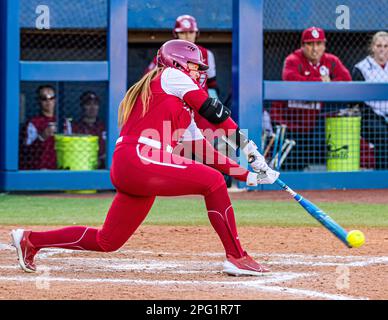 18. März 2023, Oklahoma City, Oklahoma, Vereinigte Staaten von Amerika: Jocelyn Erickson (7) von Oklahoma erreicht auf der Bühne einen Hit gegen Weber State während der Hall of Fame Classic in Oklahoma City am Samstag, den 18. März 2023 in der Softball Hall of Fame. (Kreditbild: © Nicholas Rutledge/ZUMA Press Wire) NUR REDAKTIONELLE VERWENDUNG! Nicht für den kommerziellen GEBRAUCH! Stockfoto