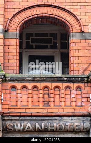 Swan Hotel-Schild am Swan & Chequers Pub in Sandbach Cheshire UK Stockfoto