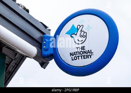 Das National Lottery-Schild vor dem Laden in Großbritannien Stockfoto