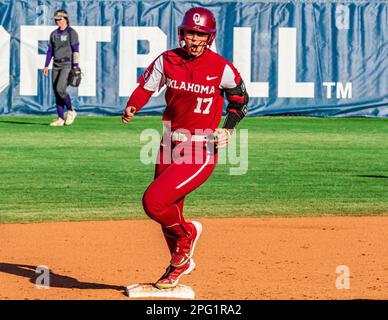 18. März 2023, Oklahoma City, Oklahoma, Vereinigte Staaten von Amerika: Oklahoma's Sophia Nugent (17) feiert ihren Homerun, als sie am Samstag, den 18. März 2023 in der Hall of Fame Classic in der Softball Hall of Fame in Oklahoma City die zweite Base gegen die Weber State Wildcats antritt. (Kreditbild: © Nicholas Rutledge/ZUMA Press Wire) NUR REDAKTIONELLE VERWENDUNG! Nicht für den kommerziellen GEBRAUCH! Stockfoto