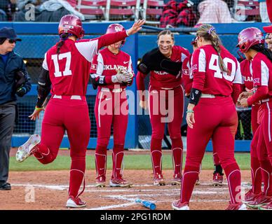 Oklahoma City, Oklahoma, USA. 18. März 2023. Sophia Nugent (17) von Oklahoma läuft bis auf die Bühne, während das gesamte Team sie umgibt, um einen Heimlauf gegen die Weber State Wildcats am Samstag, den 18. März 2023 während der Hall of Fame Classic in der Softball Hall of Fame in Oklahoma City zu gratulieren. (Kreditbild: © Nicholas Rutledge/ZUMA Press Wire) NUR REDAKTIONELLE VERWENDUNG! Nicht für den kommerziellen GEBRAUCH! Stockfoto