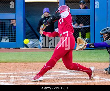 Oklahoma City, Oklahoma, USA. 18. März 2023. Oklahomas Sophia Nugent (17) hat am Samstag, den 18. März 2023, während der Hall of Fame Classic in der Softball Hall of Fame in Oklahoma City einen Homerun gegen die Weber State Wildcats geschlagen. (Kreditbild: © Nicholas Rutledge/ZUMA Press Wire) NUR REDAKTIONELLE VERWENDUNG! Nicht für den kommerziellen GEBRAUCH! Stockfoto