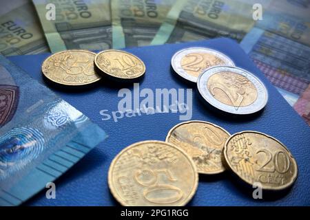 München, Deutschland. 20. März 2023. Thema Sparbuch, Funktion, Sparbuch, Sparen, Zinsen, Kredit, Investition, Spareinlage? Kredit: dpa/Alamy Live News Stockfoto