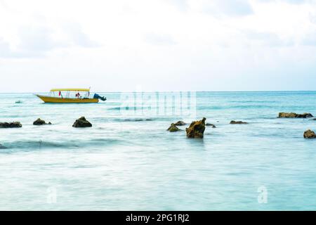 Lange Strandszene während der blauen Stunde auf Perhentian Island, Malaysia. Stockfoto