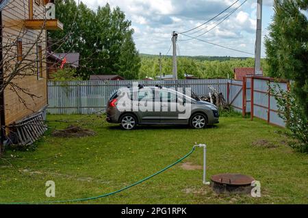 französisches Auto im Hof eines Landhauses, russland Stockfoto