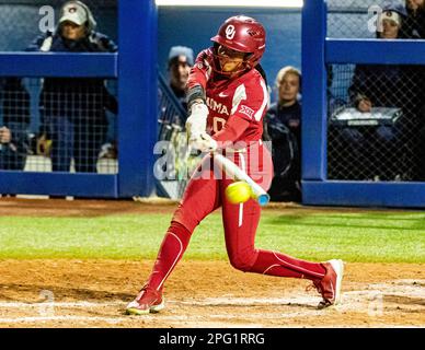 Oklahoma City, Oklahoma, USA. 18. März 2023. Oklahomas Rylie Boone (0) im Softball Hall of Fame Classic gegen die Auburn Tigers am Samstag, den 18. März 2023 im Stadion der Fame Hall of Fame in Oklahoma City. (Kreditbild: © Nicholas Rutledge/ZUMA Press Wire) NUR REDAKTIONELLE VERWENDUNG! Nicht für den kommerziellen GEBRAUCH! Stockfoto