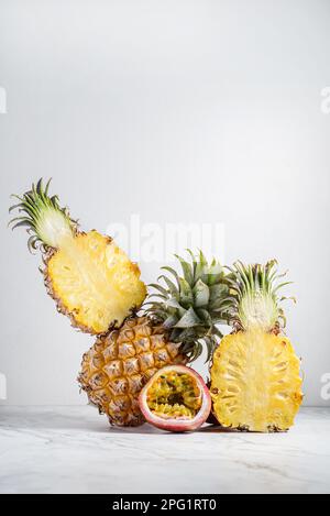 Zur Gleichgewichtsbildung von Ananas und Passionsfrüchten auf weißem Hintergrund. Hochwertiges Foto Stockfoto
