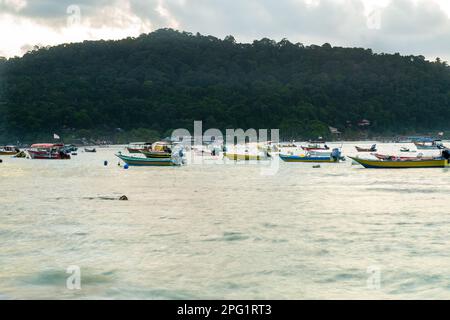 Terengganu, Malaysia - 16. März 2023 farbenfrohe Boote auf der perhentianischen Insel am Morgen. Stockfoto