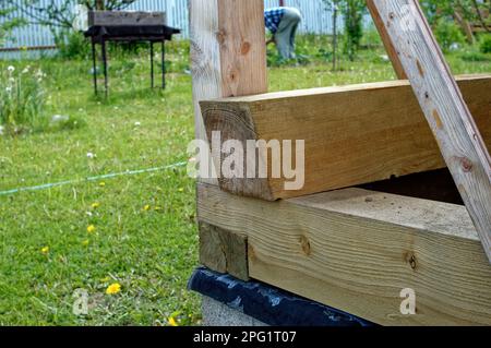 Bau von Holzausbauten eines Landhauses in russland Stockfoto