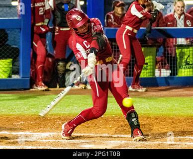 Oklahoma City, Oklahoma, USA. 18. März 2023. Grace Lyons (3) von Oklahoma bei der Hall of Fame Classic am Samstag, den 18. März 2023 im Softball Hall of Fame Stadium in Oklahoma City. (Kreditbild: © Nicholas Rutledge/ZUMA Press Wire) NUR REDAKTIONELLE VERWENDUNG! Nicht für den kommerziellen GEBRAUCH! Stockfoto