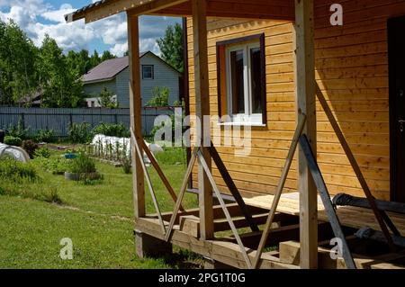 Bau von Holzausbauten eines Landhauses in russland Stockfoto