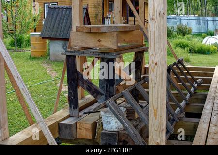 Bau von Holzausbauten eines Landhauses in russland Stockfoto