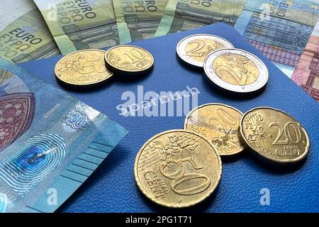 München, Deutschland. 20. März 2023. Thema Sparbuch, Funktion, Sparbuch, Sparen, Zinsen, Kredit, Investition, Spareinlage? Kredit: dpa/Alamy Live News Stockfoto