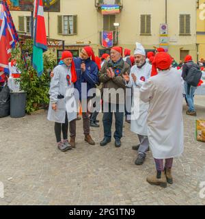 Ivrea, Italien - 19. Februar 2023: Teilnehmer feiern, Teil des historischen Karnevals von Ivrea, Piemont, Norditalien Stockfoto