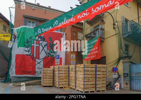 Ivrea, Italien - 19. Februar 2023: Orangenkästen und Schutznetze, Vorbereitung auf die Schlacht der Orangen, Teil des historischen Karnevals des IVR Stockfoto