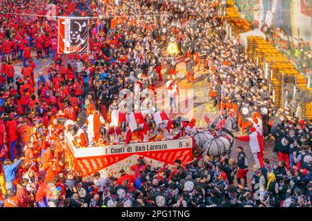 Ivrea, Italien - 19. Februar 2023: Schlacht der Orangen auf dem Stadtplatz (Piazza di Citta), mit Kämpfern und Menschenmassen, Teil der historischen Ca Stockfoto