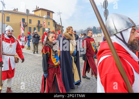 Ivrea, Italien - 19. Februar 2023: Teilnehmer an verschiedenen Kostümen märz, eine Tradition, die Teil des historischen Karnevals von Ivrea, Piemont, Nort ist Stockfoto