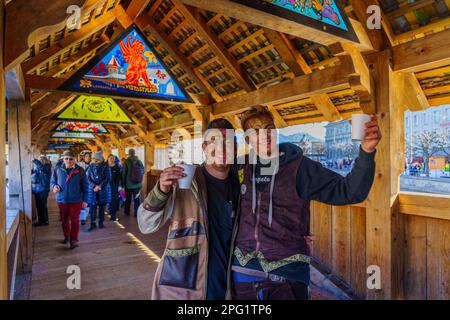 Luzern, Schweiz - 20. Februar 2023: Szene der Menschen, die auf der Kapellbrücke, während des Fasnacht-Karnevals, in Luzern, Switzer, feiern Stockfoto