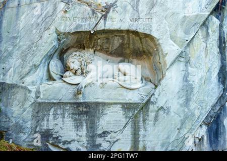 Luzern, Schweiz - 21. Februar 2023: Blick auf das Löwendenkmal, erinnert an die Schweizer Garde, die 1792 während des massakriert wurden Stockfoto