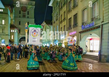 Bern, Schweiz - 23. Februar 2023: Guggenmusik-Band in Kostümen marschiert auf der Straße, Teil des Karnevals von Bern, Schweiz Stockfoto