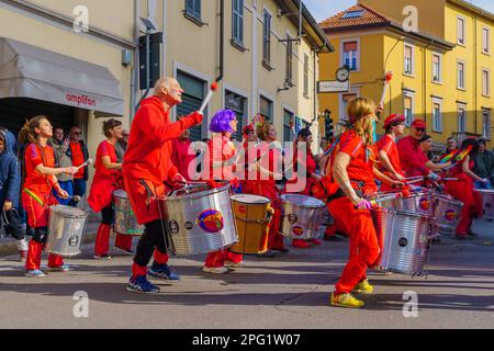 Cantu, Italien - 25. Februar 2023: Karnevalsparade, Musikband und Menschenmenge in Cantu, Lombardei, Norditalien Stockfoto