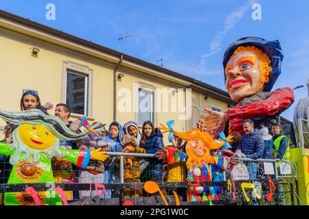 Cantu, Italien - 25. Februar 2023: Karnevalsparade mit allegorischem Figurenwagen (Truciolo) in Cantu, Lombardei, Norditalien Stockfoto