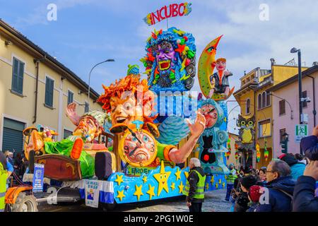 Cantu, Italien - 25. Februar 2023: Karnevalsparade mit allegorischem Figurenwagen in Cantu, Lombardei, Norditalien Stockfoto