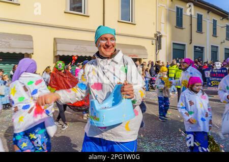 Cantu, Italien - 25. Februar 2023: Karnevalsparade, Tänzergruppe und Menschenmenge in Cantu, Lombardei, Norditalien Stockfoto