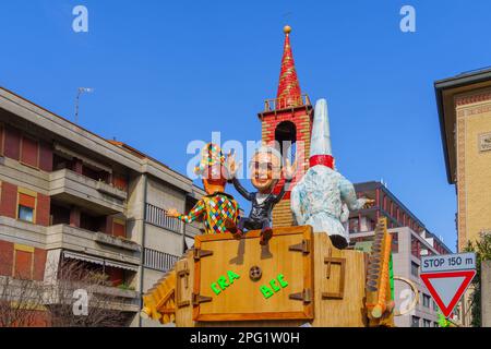 Cantu, Italien - 25. Februar 2023: Karnevalsparade mit allegorischem Figurenwagen in Cantu, Lombardei, Norditalien Stockfoto