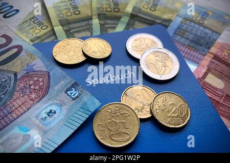 München, Deutschland. 20. März 2023. Thema Sparbuch, Funktion, Sparbuch, Sparen, Zinsen, Kredit, Investition, Spareinlage? Kredit: dpa/Alamy Live News Stockfoto