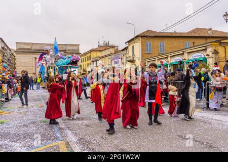 Crema, Italien - 26. Februar 2023: Karnevalsparade mit Tänzern in Kostümen, allegorischen Figurenwagen und Menschenmenge in Crema, Lombardei, Norditalien Stockfoto