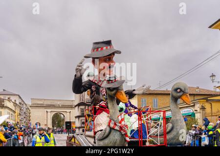 Crema, Italien - 26. Februar 2023: Karnevalsparade mit allegorischem Figurenwagen und Menschenmenge in Crema, Lombardei, Norditalien Stockfoto