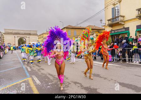 Crema, Italien - 26. Februar 2023: Karnevalsparade mit Tänzern in Kostümen und Menschenmenge in Crema, Lombardei, Norditalien Stockfoto