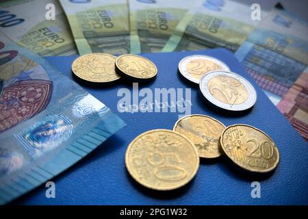 München, Deutschland. 20. März 2023. Thema Sparbuch, Funktion, Sparbuch, Sparen, Zinsen, Kredit, Investition, Spareinlage? Kredit: dpa/Alamy Live News Stockfoto