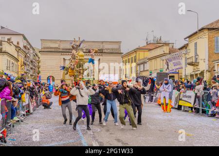 Crema, Italien - 26. Februar 2023: Karnevalsparade mit Tänzern in Kostümen, allegorischen Figurenwagen und Menschenmenge in Crema, Lombardei, Norditalien Stockfoto