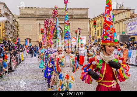 Crema, Italien - 26. Februar 2023: Karnevalsparade mit Tänzern in Kostümen und Menschenmenge in Crema, Lombardei, Norditalien Stockfoto