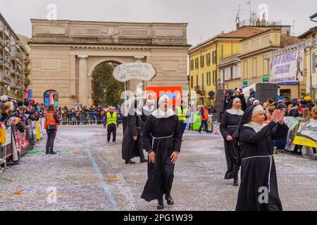 Crema, Italien - 26. Februar 2023: Karnevalsparade mit Tänzern in Kostümen und Menschenmenge in Crema, Lombardei, Norditalien Stockfoto