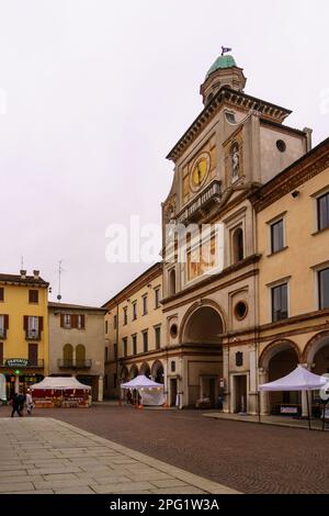 Crema, Italien - Februar 26 2023: Karnevalszene auf dem Domplatz (Duomo), mit Einheimischen und Besuchern, in Crema, Lombardei, Norditalien Stockfoto