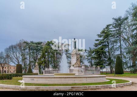 Mantua, Italien - 27. Februar 2023: Blick auf das Denkmal für Virgilio, im Piazza Virgiliana Park, in Mantua (Mantova), Lombardei, Norditalien Stockfoto