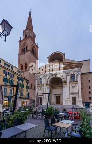 Mantua, Italien - 27. Februar 2023: Blick auf die Piazza Andrea Mantegna und die Basilika di SantAndrea mit lokalen Unternehmen in Mantua (Mantova), Lom Stockfoto