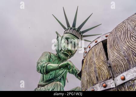 Crema, Italien - 26. Februar 2023: Karnevalsparade mit allegorischem Figurenwagen und Menschenmenge in Crema, Lombardei, Norditalien Stockfoto