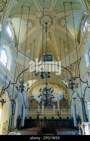 Mantua, Italien - 28. Februar 2023: Blick auf das Innere der alten Synagoge (Sinagoga di Mantova) in Mantua (Mantova), Lombardei, Norditalien Stockfoto