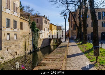 Mantua, Italien - 28. Februar 2023: Blick auf den Giardini di Vicolo Sottoriva (Straße, Garten, Kanal) in Mantua (Mantova), Lombardei, Norditalien Stockfoto