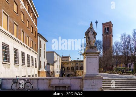 Mantua, Italien - 28. Februar 2023: Blick auf das Campanile di San Domenico in Mantua (Mantova), Lombardei, Norditalien Stockfoto