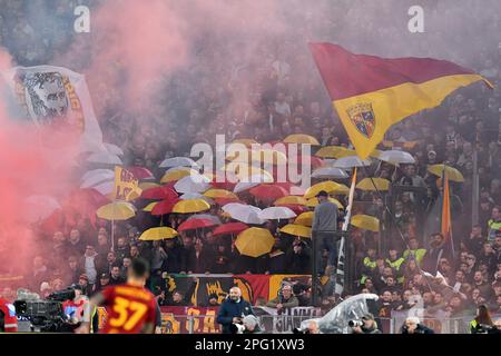 Rom, Latium. 19. März 2023. Roma-Fans beim Fußballspiel Serie A Spiel Serie A Spiel Lazio gegen Roma, Rom, Italien, 19. März 2023 AllShotLive/Sipa USA Guthaben: SIPA USA/Alamy Live News Stockfoto